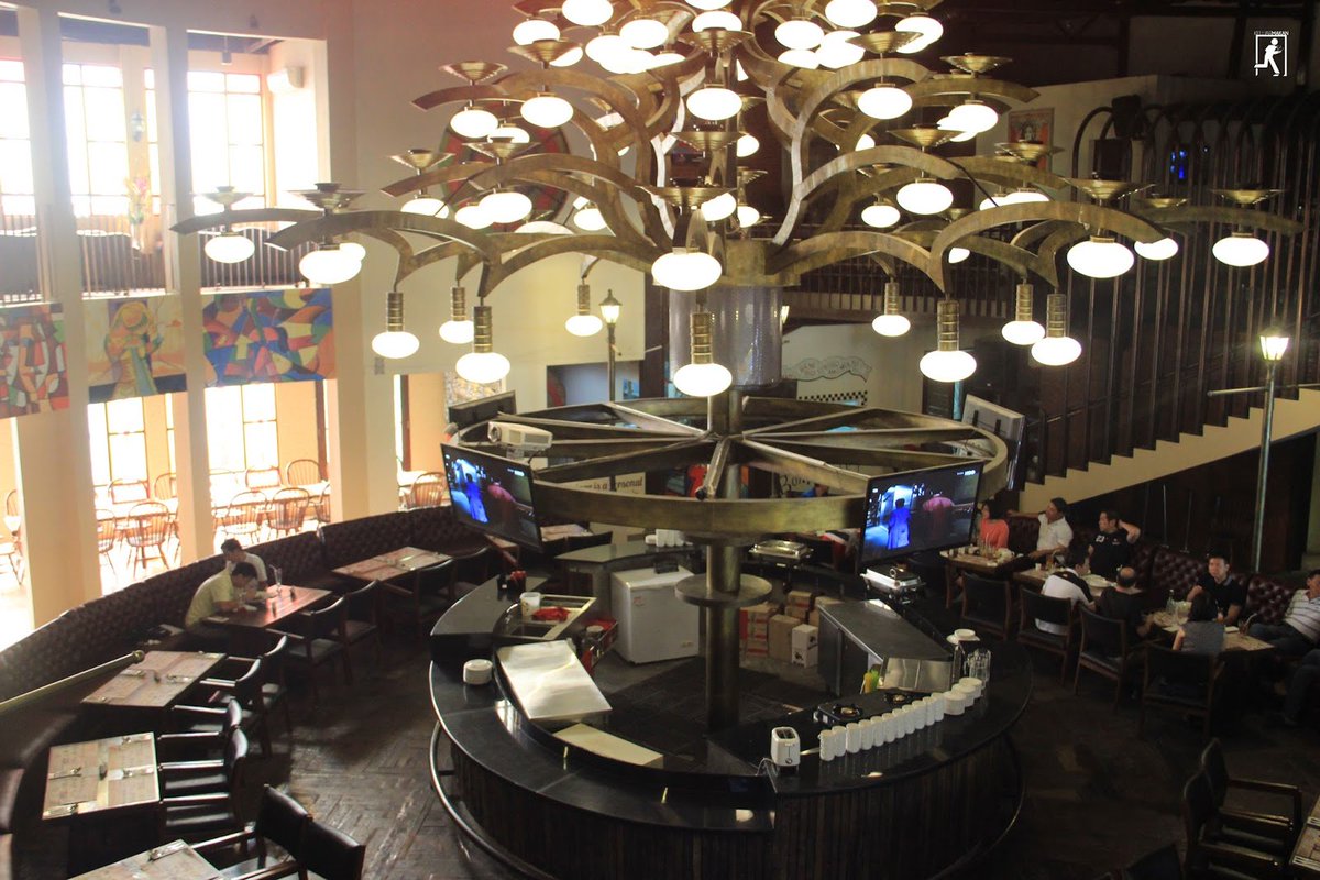 Inilah design ruangan yang cozy dan keren dari outlet <a href="/vintagealsut/">Vintage Dine & Loung</a> at @FlavorBliss =)