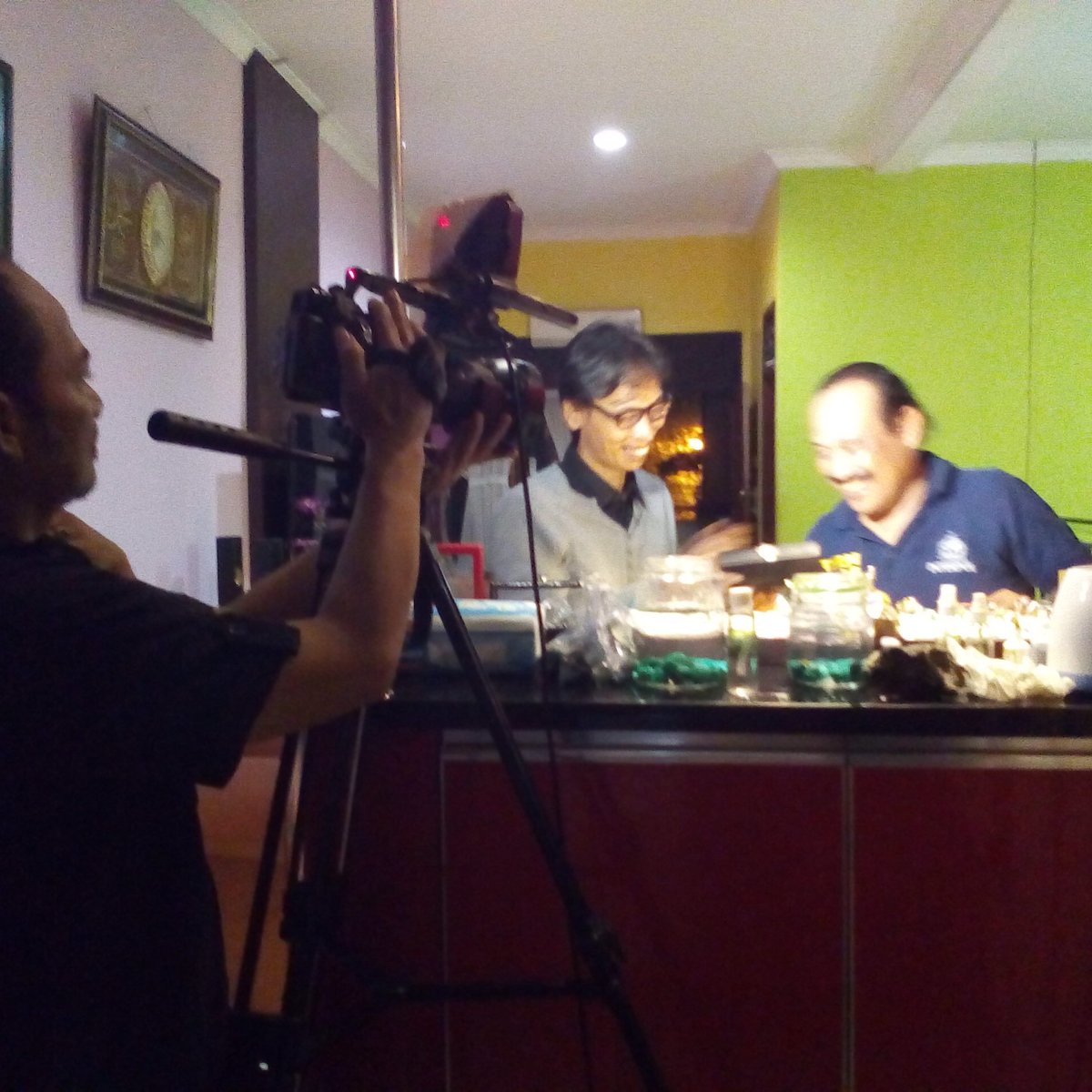 Selessai juga liputan syuting batu nusantara tentang cara merawat batu biar cepat kristal...saksikan di antv tgl 17