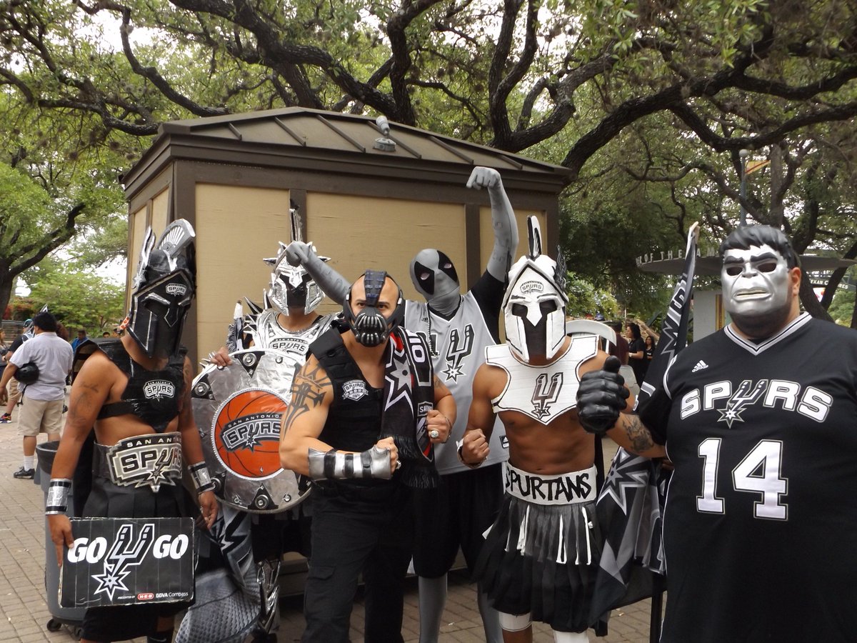 area210podcast's tweet photo. The 2016 #spursmarch video is here @TowerofAmericas we look forward to next time. https://t.co/rFNkund0jR https://t.co/6fTu8xD6IC