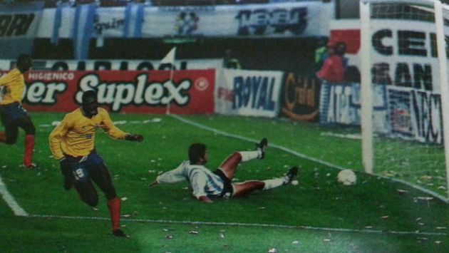 EsMemorable's tweet photo. Edgar Perea de manera emotiva y festiva transmitió a los hogares colombianos el GOL a GOL, del 5-0 ante Argentina. https://t.co/tJW3sTNq5b