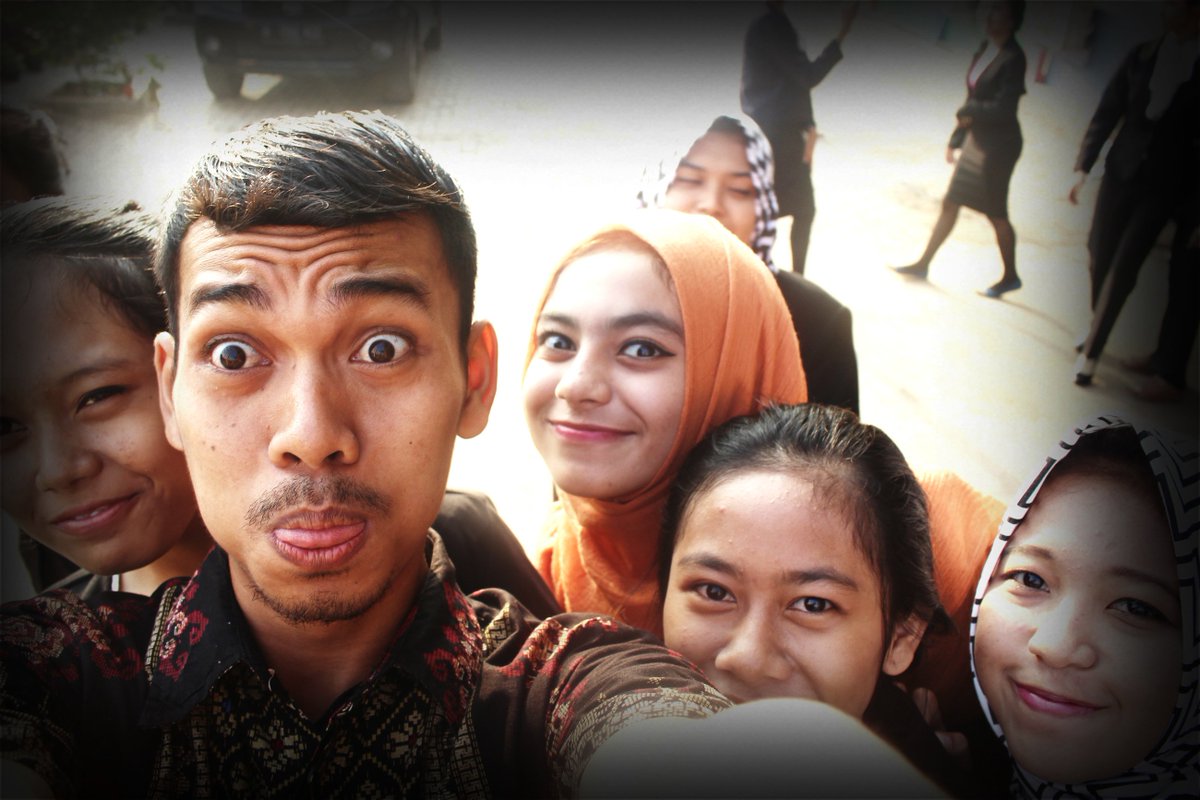 smkkbm2's tweet photo. Kekinian ; seusai Ujikom #smkkbm2 #selfie https://t.co/UKl85BeJDi