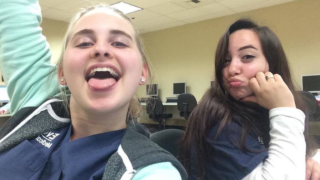 TheCaringTimes_'s tweet image. Tbh don't know how I'd get through school without her.😜👌🏻 #MA #MAintraining #medicalassistant #everest by pgimp