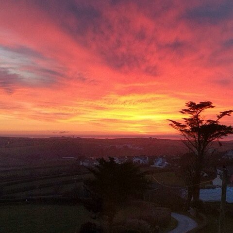 CornishSunsets's tweet photo. This evening's stunning sunset, towards #bude #cornwall #wooldown credit: @wooldown https://t.co/ZfR1Io7Jdn