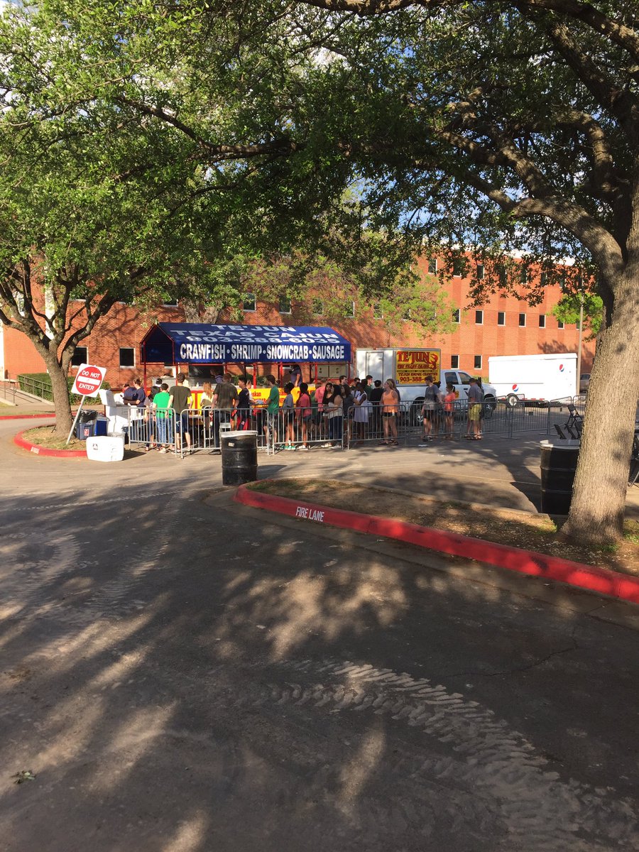 Hope everyone enjoyed their Crawfish! Now time for <a href="/Michaelraymusic/">Michael Ray</a> and after that Star Wars at McLane!!