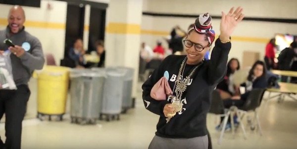 pitchfork's tweet photo. Erykah Badu (@fatbellybella) surprised high school students with a cafeteria performance https://t.co/6tCEVprdnE https://t.co/nG6iS7rNqu