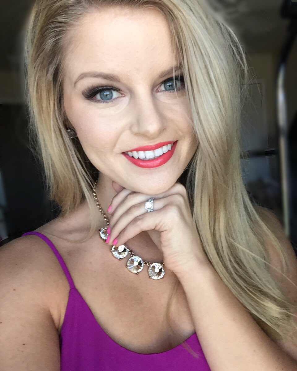 jheraaccadia's tweet photo. @fitglowbeauty lipstick in "spark." I am in LOVE.💜 #makeup #organic #allnatural #nontoxic https://t.co/6qXbH7T1Du