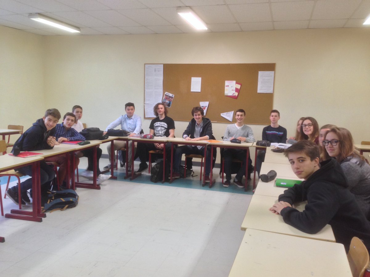 HRSInstititue's tweet photo. This is a class of "deuxième" or 10th grade English students. C'était une classe très très animé, super! https://t.co/yM5MkZWEFL