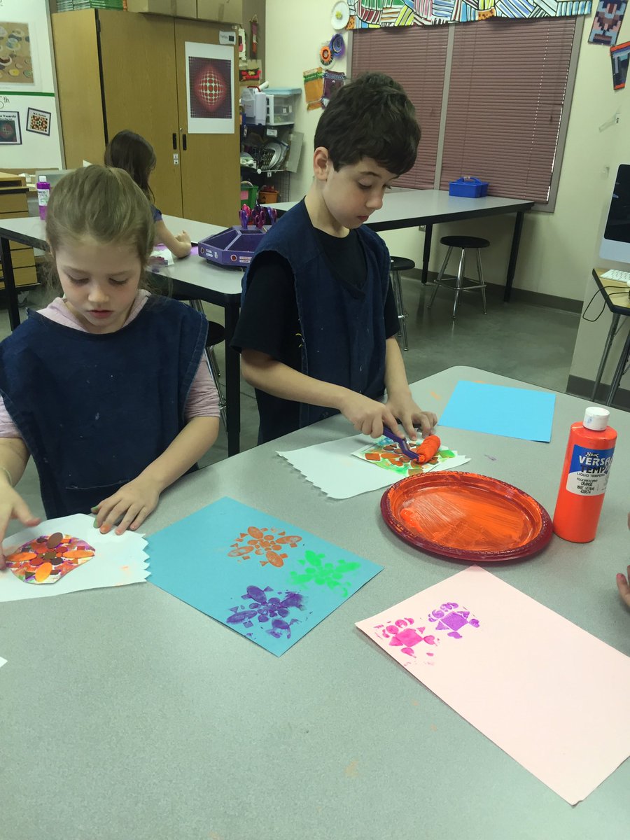 JCSD_WAEart's tweet photo. Printmakers at work!  #1stgrade #2ndgrade #monotyping #collagraph #printmaking @JCSD_WAE https://t.co/oC9I5OC0vs