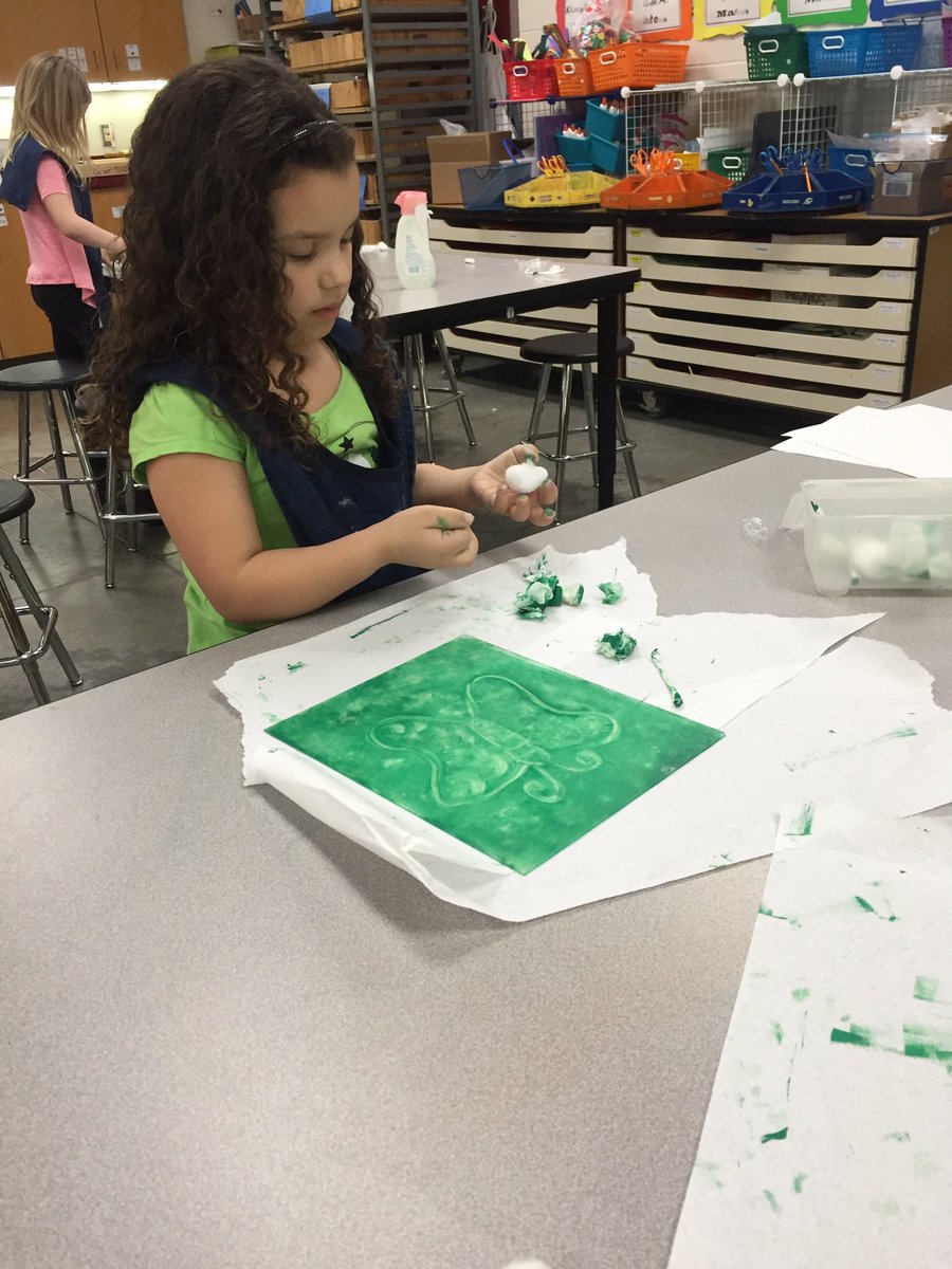 JCSD_WAEart's tweet photo. Printmakers at work!  #1stgrade #2ndgrade #monotyping #collagraph #printmaking @JCSD_WAE https://t.co/oC9I5OC0vs