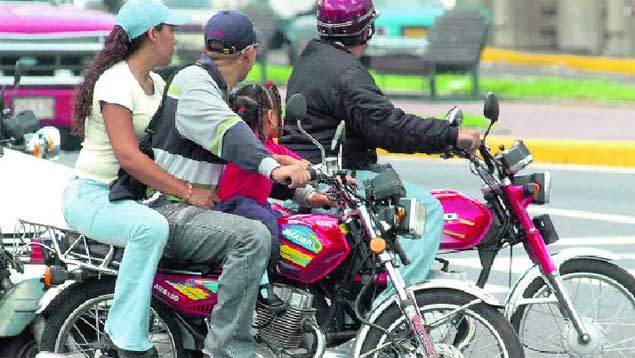 GNB_LaraD122's tweet photo. Ten Precaucion Cuida tu VIDA Usa el Casco #11NoVolvera @GNB_Lara https://t.co/B1KFnrrKmv