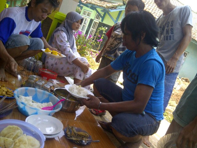 wulanloveega's tweet photo. Istirahat makan2 sebelum lanjut kerja @Yankmarcel86 @banyu35015463 LASKAR LOVEGA BERAKSI https://t.co/pL8SrzAMpz