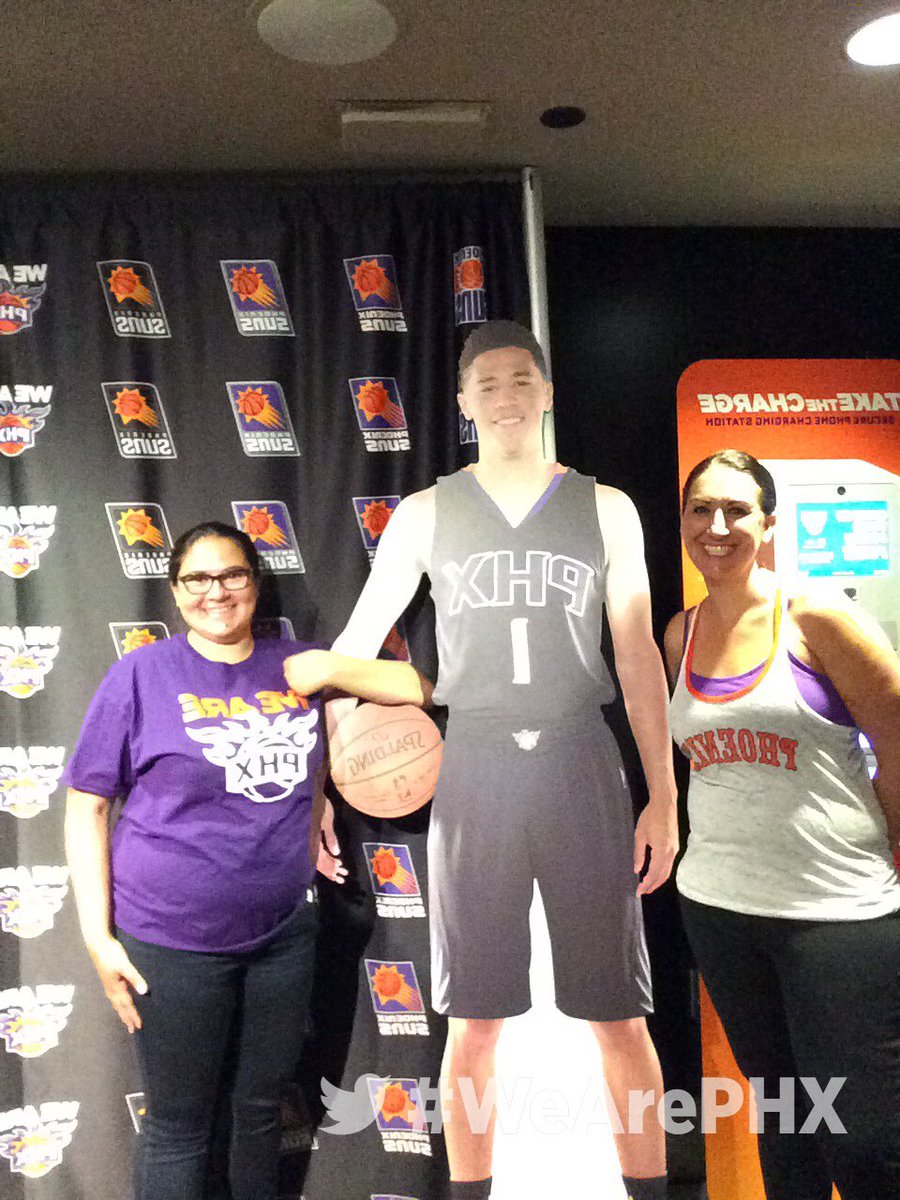 SunsLounge's tweet photo. With Devin in the #EffenLounge before he heads out to play tonight!! #WeArePHX https://t.co/Z6tYzcG6RP