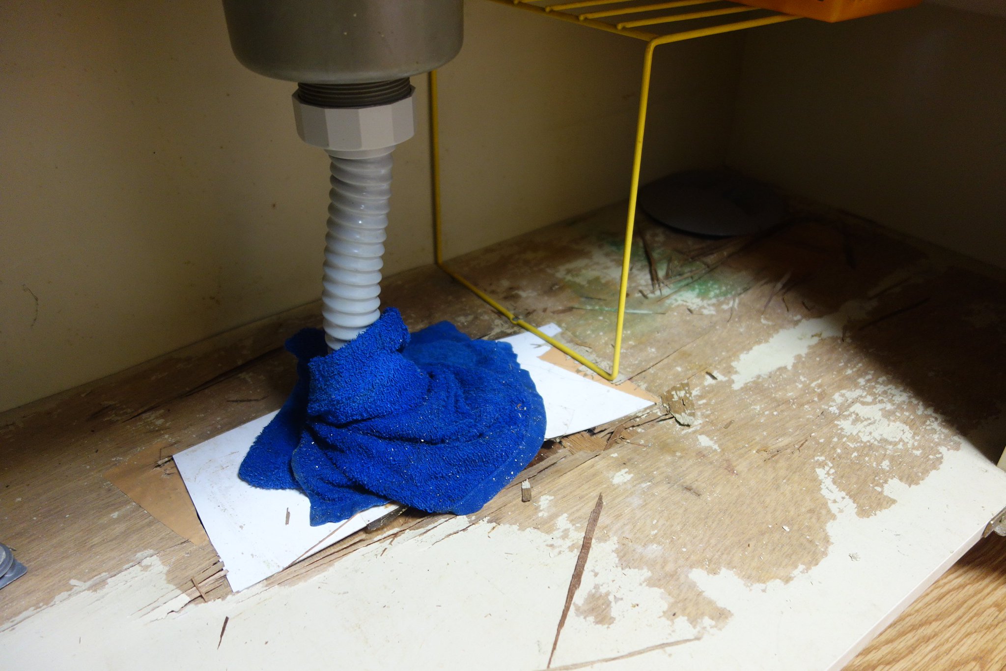 るるん シンク下が水漏れによるカビと板割れで使用できなくなり 直してくれと昨年１０月頃から管理会社にお願いしてるのに１ミリも事態が動かない １２月には担当が現地確認にも来てるが３ヶ月以上連絡なし メールしても返信なし 賃貸 管理会社