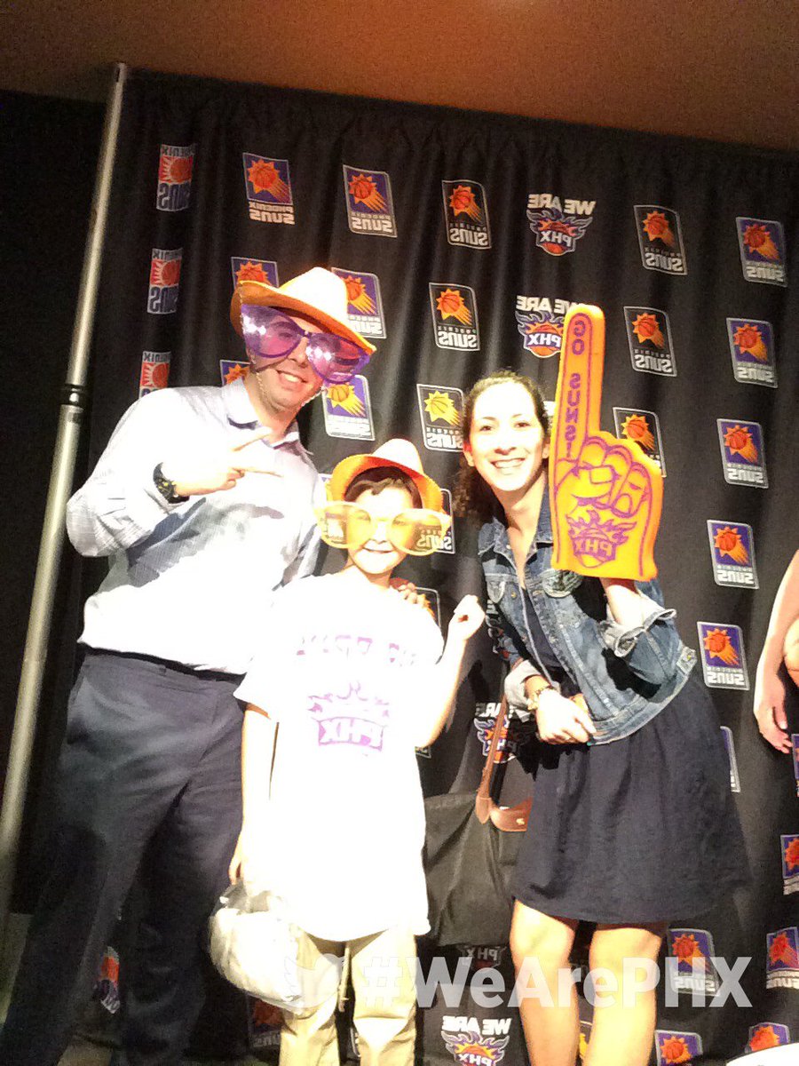 SunsLounge's tweet photo. With @lanlan96 and the family for tonight's #SunsVsKings game! #WeArePHX https://t.co/VHOVTxZw1E
