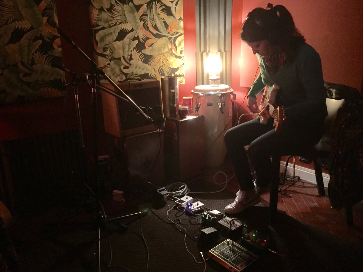 martinlongoni's tweet photo. @LucyPatane grabando pal disco d Fermin Echeveste #lavaquitaestudio https://t.co/wnjuSzHJBC