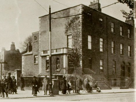 TheRisingTrail's tweet photo. 18.05 Out of 1,500 British troops, around 234 have been seriously wounded or killed. #1916Rising https://t.co/KvuCke1Nwz