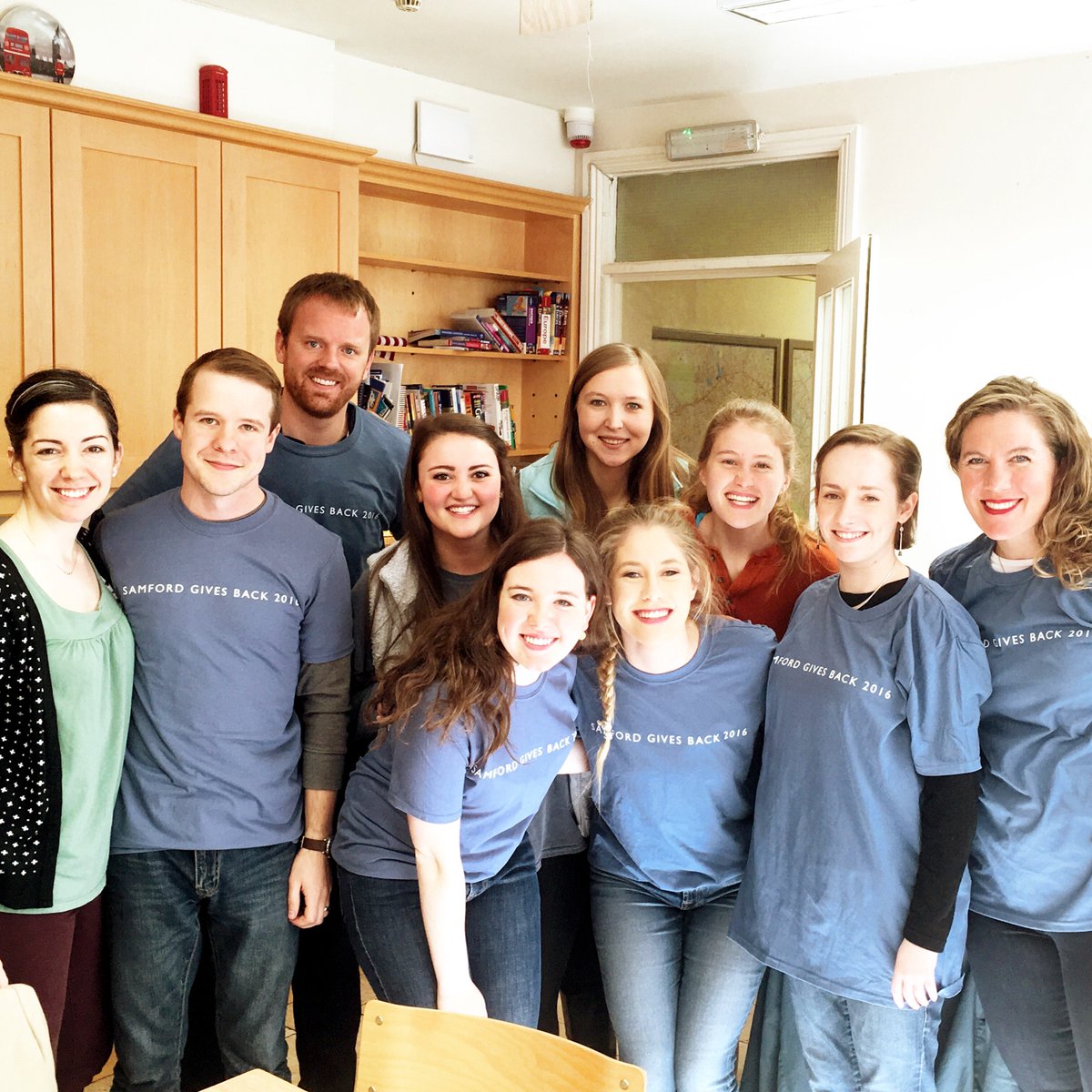 MannCenterSU's tweet photo. Thanks to all of our London area @SamfordAlumni serving @KahailaCafe for Samford Gives Back! #GetEngagedSU https://t.co/5WcQH53b00