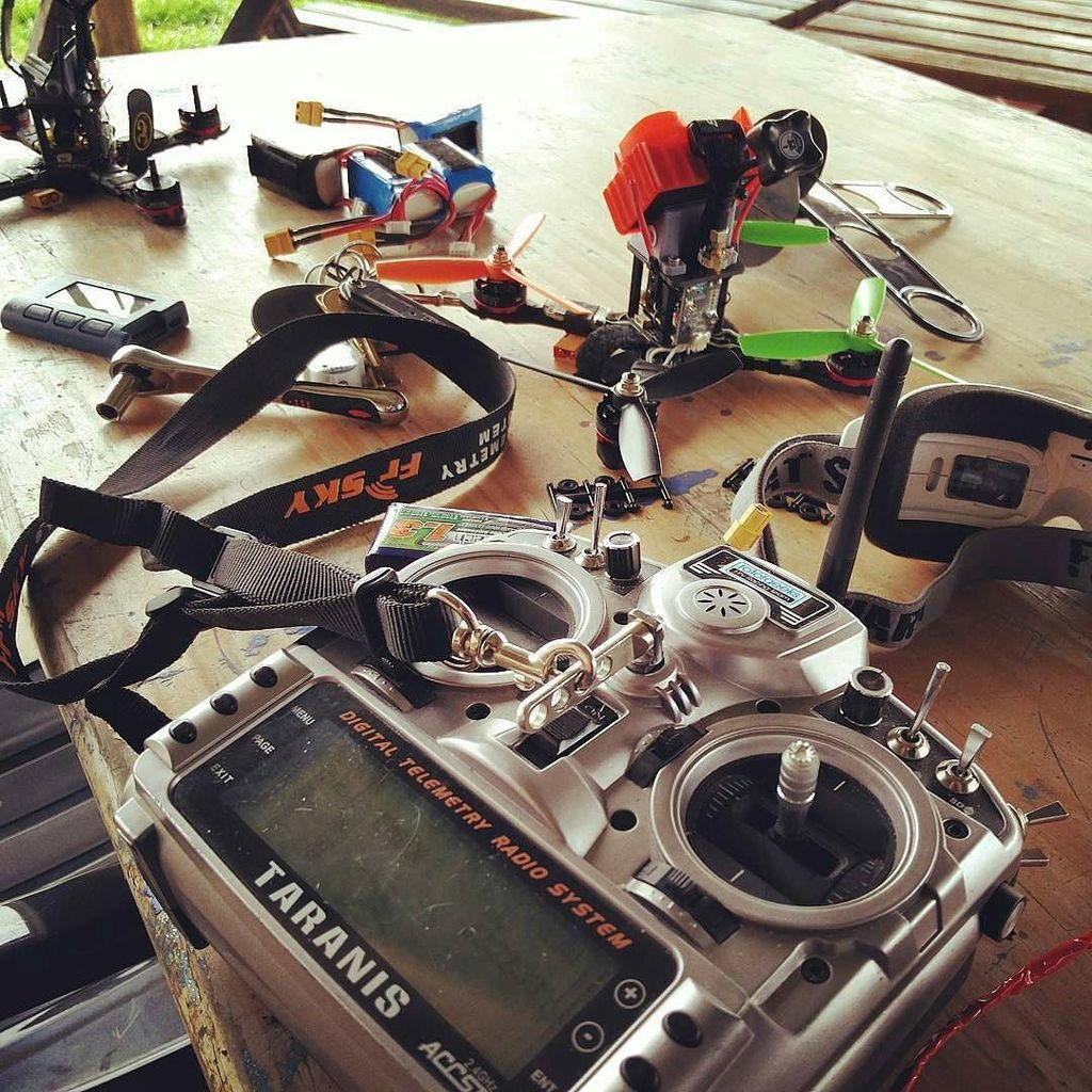 Dronesque_'s tweet photo. Get your practice on! Testing Shrike differences in PID tuning, identical specs. (#dronesq… https://t.co/4wffNuInQc https://t.co/8cXnyZb5Wa