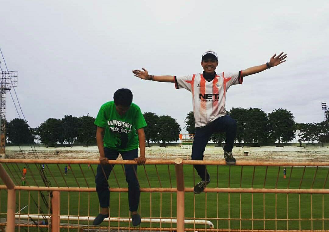 more80s's tweet photo. Beni2 itu berlanjut sampai ke sby. Buktinya Kawan jak mania aman dgn jersey persijanya didalam stadion 10november. https://t.co/uEoO70jX03