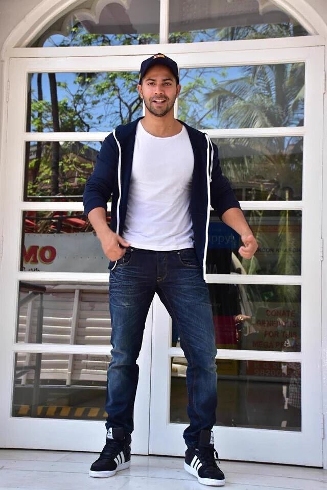 VarunUniverse's tweet photo. Varun Dhawan at a Charity Event for Blind Girls... NEW PICTURES. https://t.co/Bv4UrERJ1q