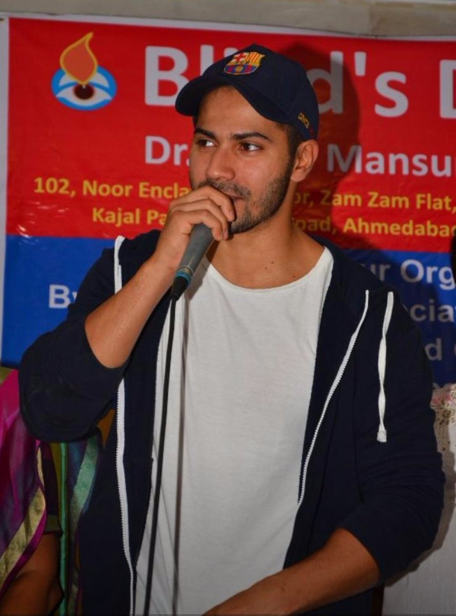 Varun_Kingdom's tweet photo. [SET-8] Varun Dhawan at a charity event held in Mumbai. https://t.co/eDhBcLuRV6