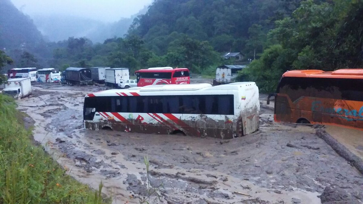 MinGobiernoEc's tweet photo. URGENTE Vía Alóag - Santo Domingo en kilómetro 58 y 62 existe deslizamientos de tierra. No se registran víctimas https://t.co/BLmpoeD6xb