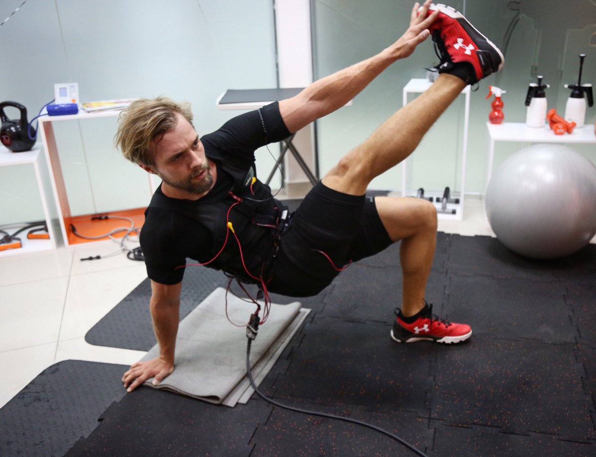 pvollert's tweet photo. Pre office workout ⚡️ Un par de minutos de alta intensidad y estamos ready! #InfitElectroClub https://t.co/aYOhTq5NEH