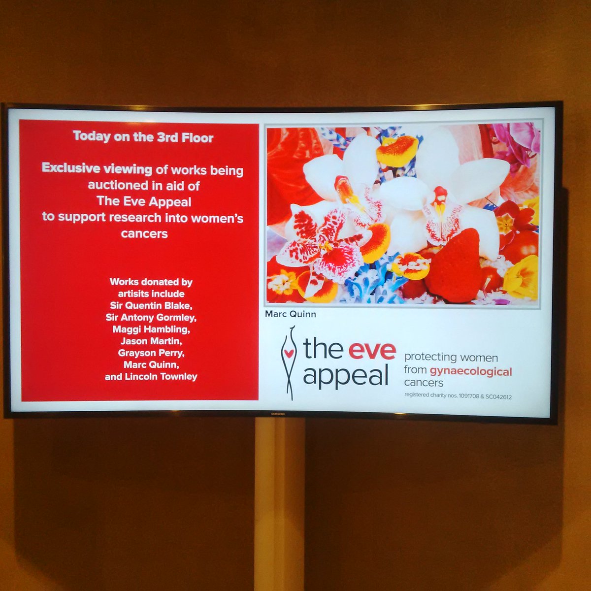 Floral fabulousness meets fabulousness! @_MarcQuinn gorgeous artwork &amp; <a href="/SimonLycett/">Simon Lycett</a> gorgeous #EveAppeal flowers