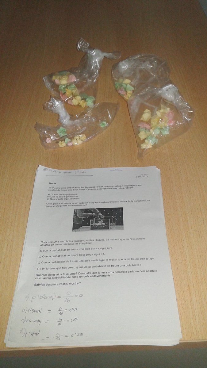 mfern2952015's tweet image. Fent urnes per calcular la probabilitat a #mathsprojects de l&apos;@institutdesils