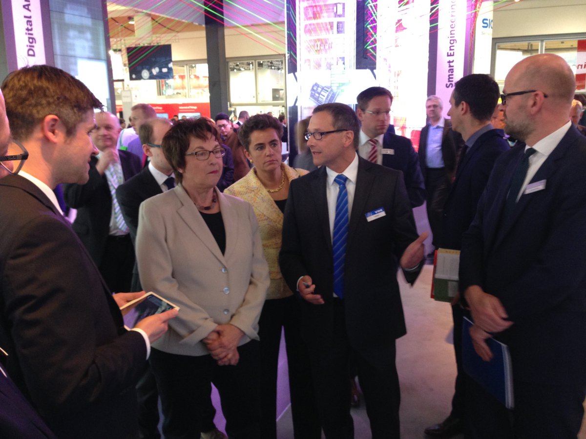 VDE_Group's tweet photo. MTeigeler #DKE informiert PStS Zypries zu „digitale Zwillinge“/autom. Vorprüfung auf Normenkonformität #VDE #hm16 https://t.co/53H46iQA1E