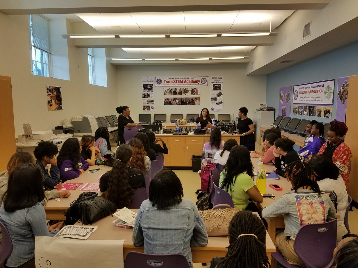 CardozoITAcad's tweet image. Off to a great start! #professionalMakeUp #caoit #guidethem #futureleaders