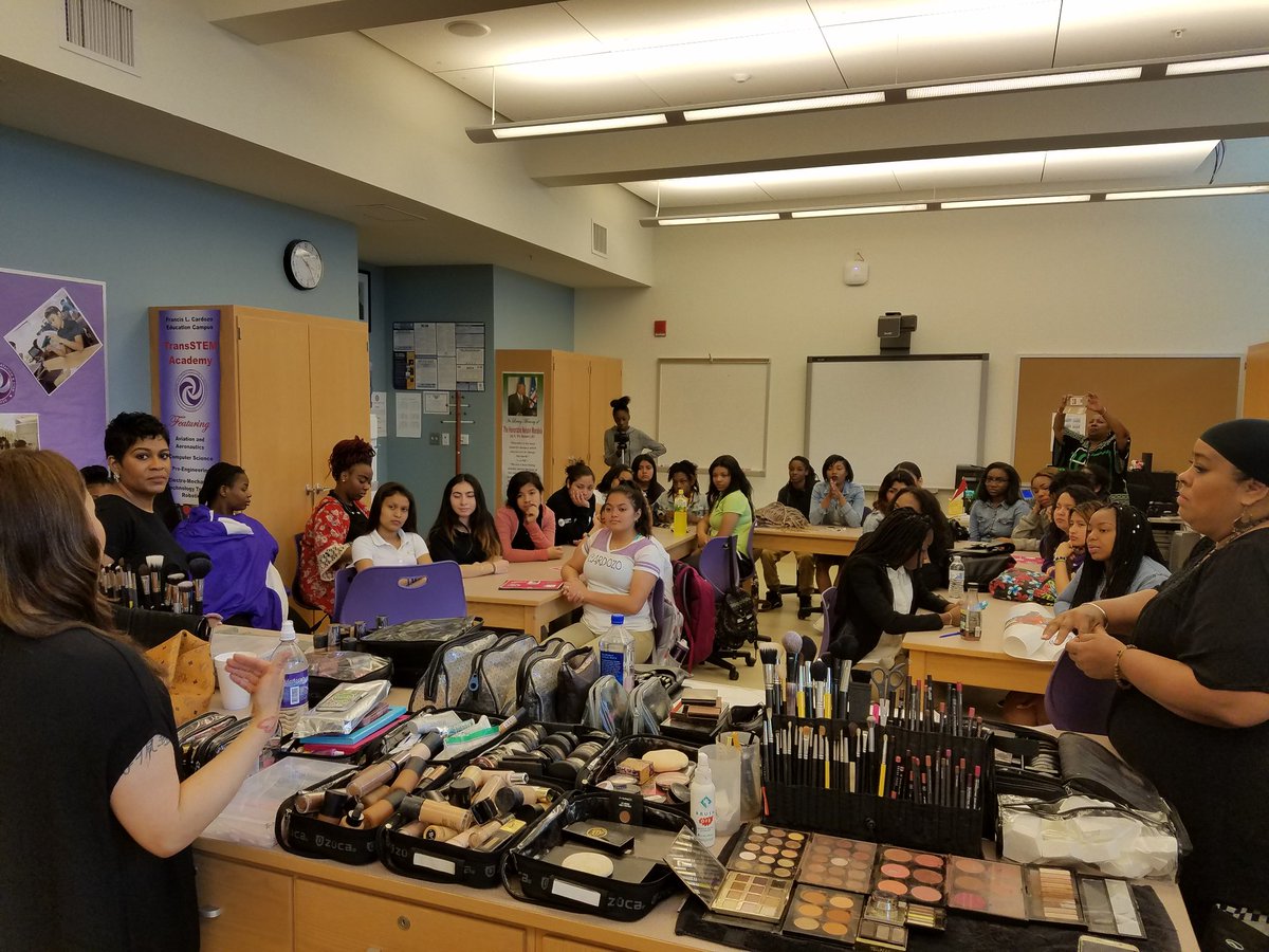 CardozoITAcad's tweet image. Off to a great start! #professionalMakeUp #caoit #guidethem #futureleaders