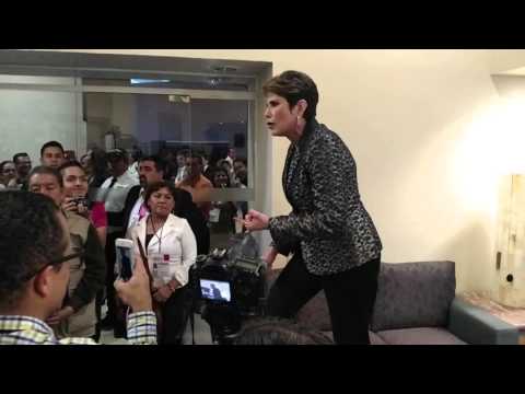 tlaxcalaapizac's tweet photo. VIDEO: #LadyOPLE: moderadora discute con reporteros en debate de Veracruz. Roy López. https://t.co/wBk3FDaeG6 https://t.co/G5wF82IDtA