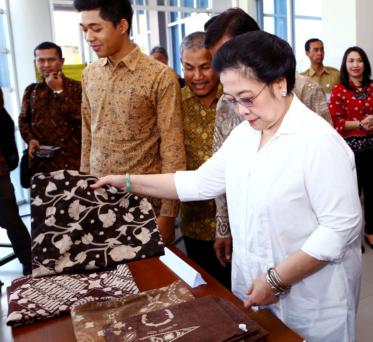 Megawati mendorong pelaku usaha kecil menengah (UKM) u/ mematenkan hasil produk mrk agar tdk diakui oleh pihak lain.