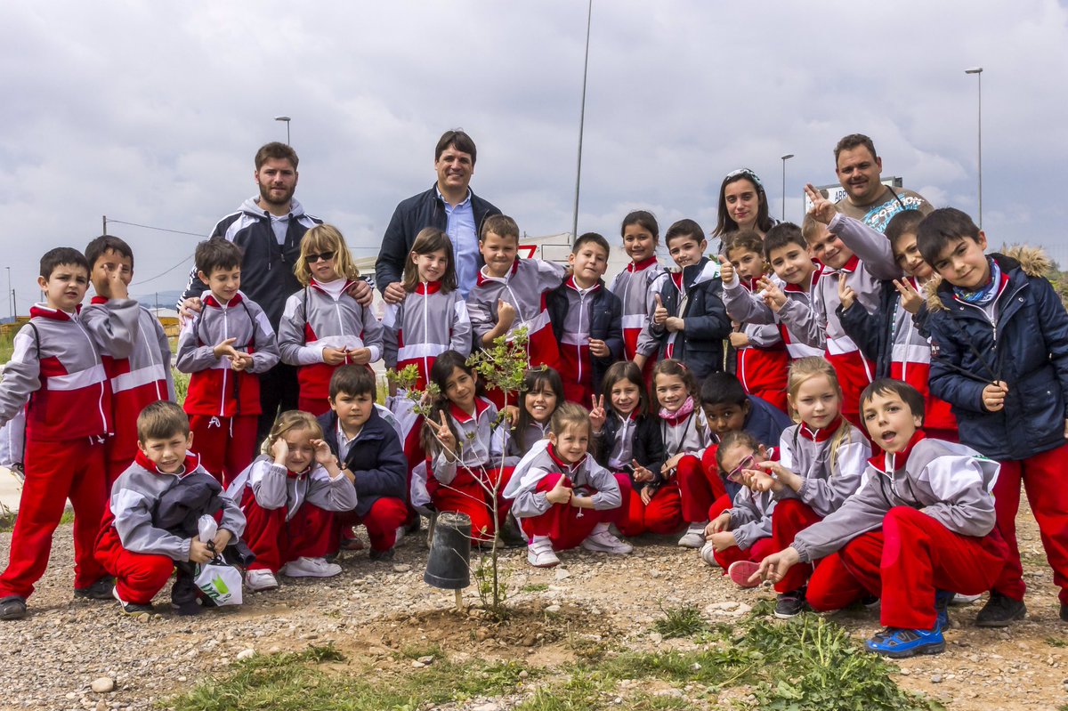 ASHvolunteers's tweet photo. Our Benicarlo associates helping students understand the role they play in preserving the environment.#EarthDay2016 https://t.co/VJqO1sLD9z