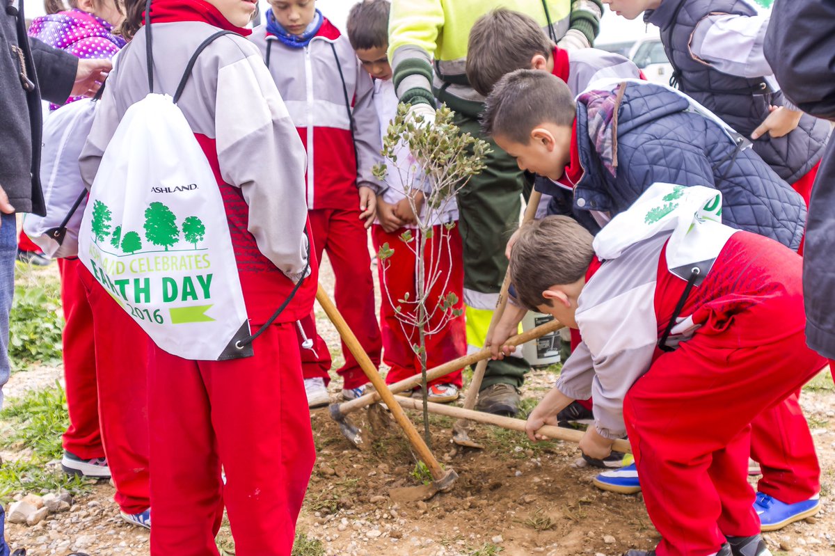 ASHvolunteers's tweet photo. Our Benicarlo associates helping students understand the role they play in preserving the environment.#EarthDay2016 https://t.co/VJqO1sLD9z