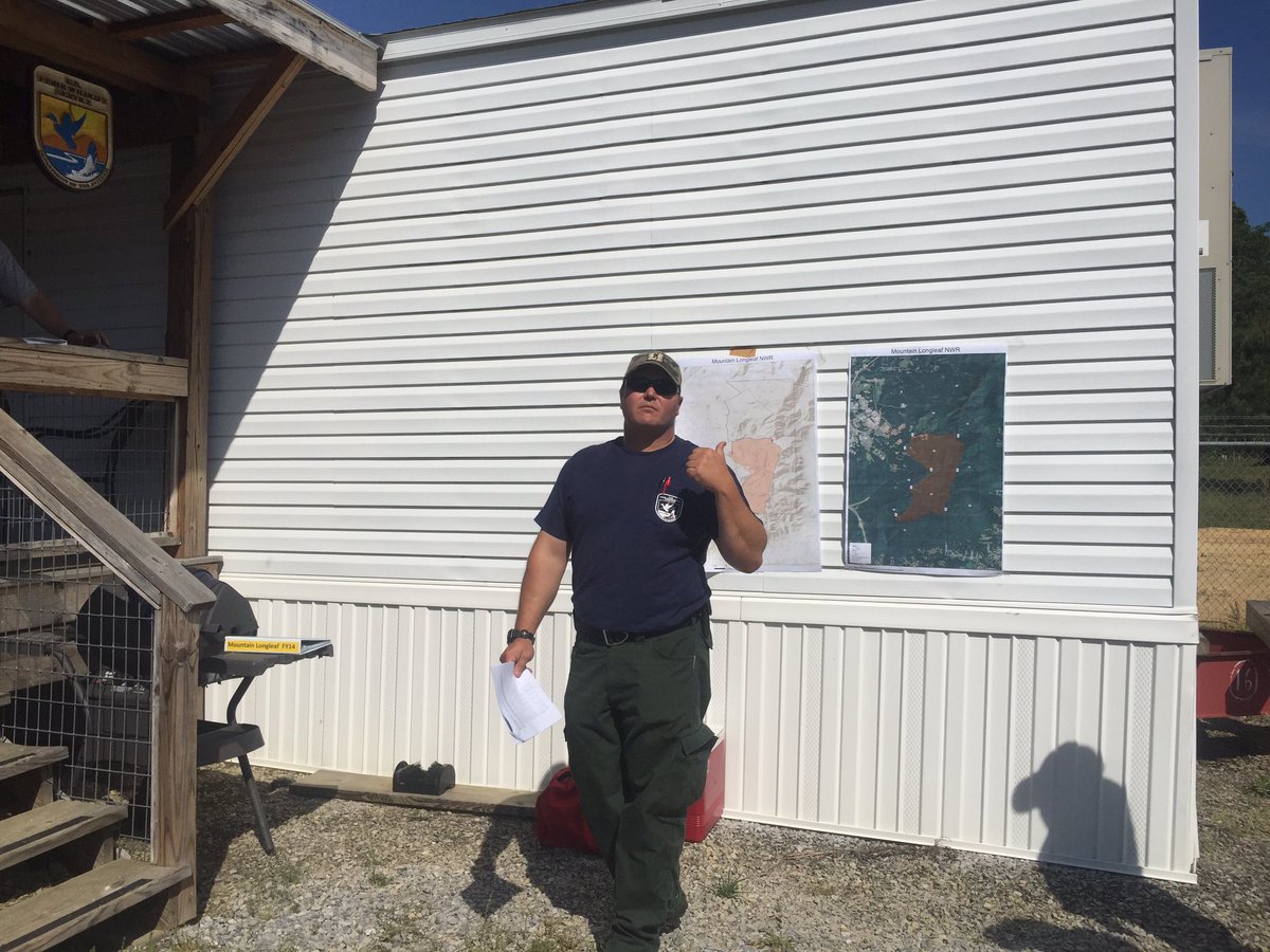 USFWSFire's tweet image. #USFWS Burn Boss trainee Bart Rye conducts Mountain Longleaf NWR prescribed fire briefing #ALfire #rxfire