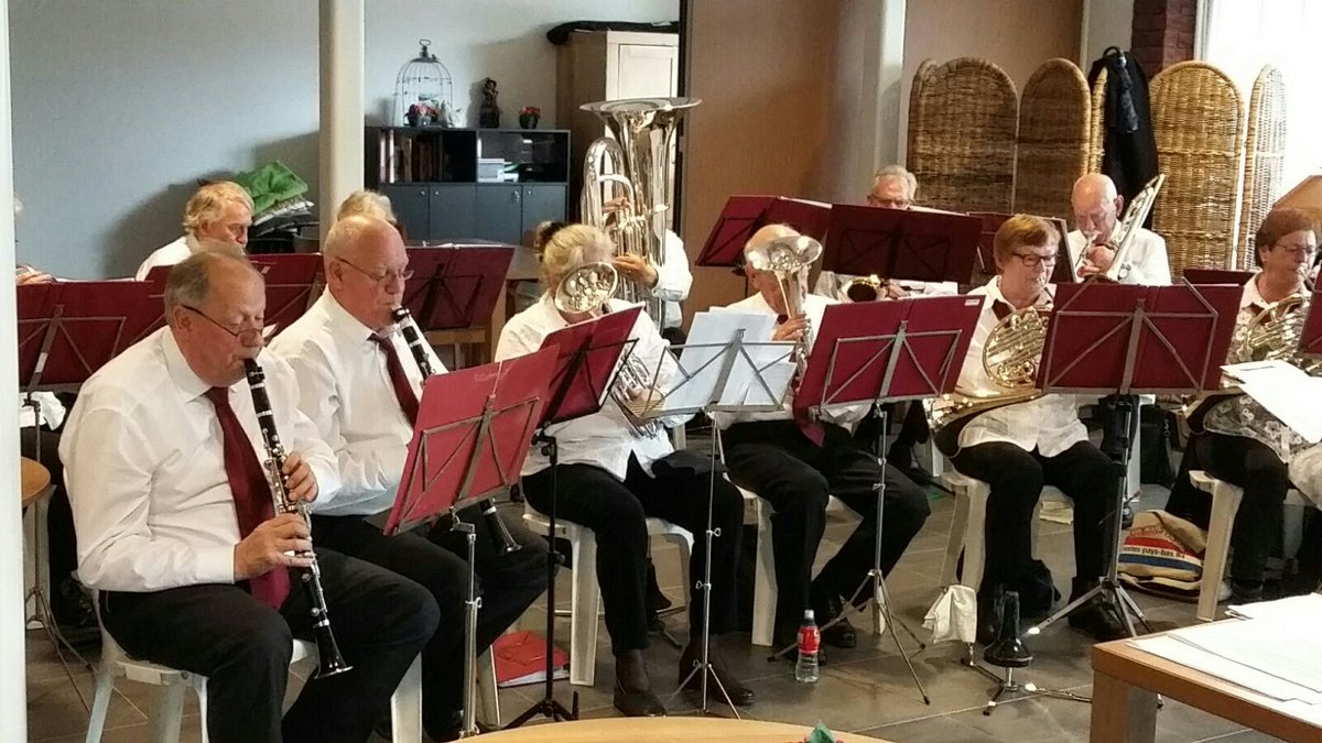 EricaTopGrift's tweet photo. Koperensemble Moderato brengt  feestelijke koninklijke stemming👑 in de Schauw @znwv https://t.co/CyLas7oRdQ