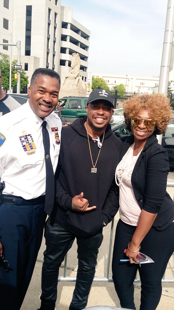 Better_Me_101's tweet photo. Raheem DeVaughn thank you for your support! #StandUpBmore #CTBB
#CommUNITY @standupbmore @Raheem_DeVaughn https://t.co/zVvr6Jipm0