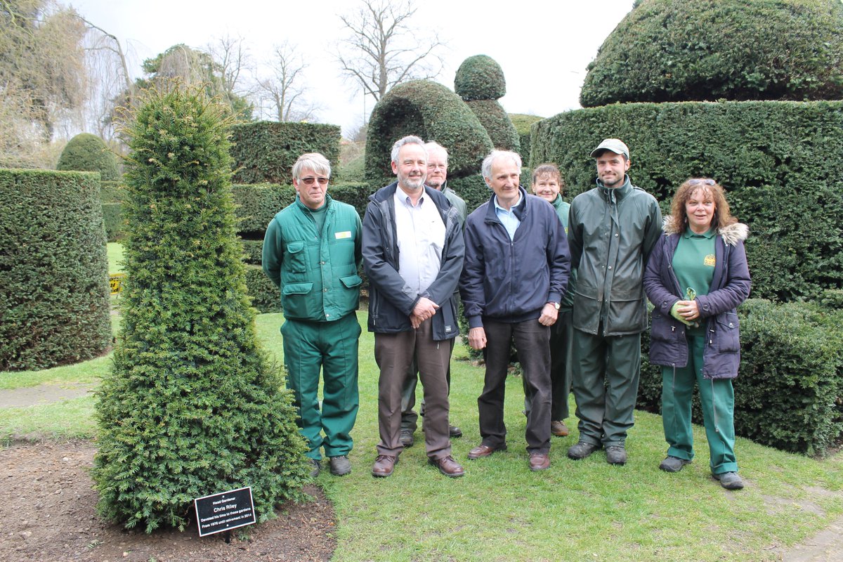HallPlaceBexley's tweet photo. #ThankYou to Chris Riley who has maintained topiary trees at #HallPlace for 21 yrs #38YearsService #topiarytuesday https://t.co/YQ3AAxaokv