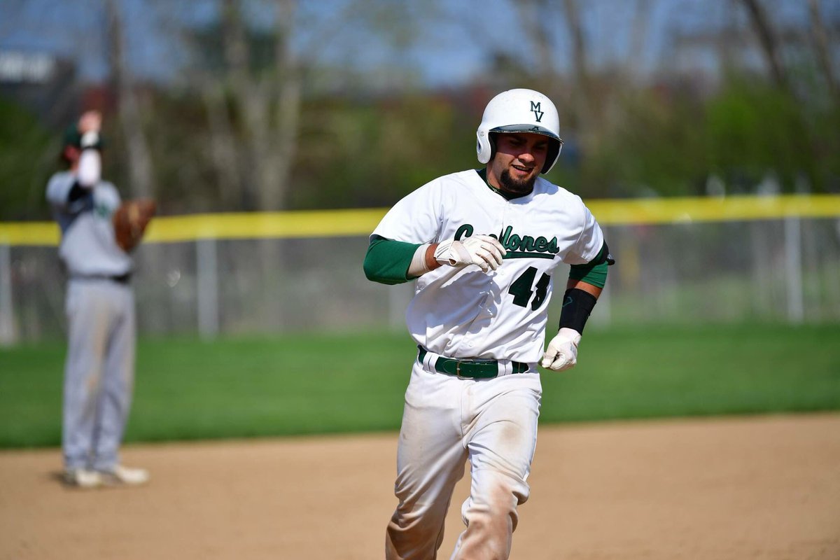 MachoPaco__'s tweet image. I hit my first collegiate home run yesterday and the photographer caught me cheesin rounding third 🙈