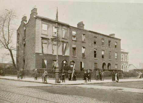 TheRisingTrail's tweet photo. 16.50 A soldier has died after he threw a grenade too hard at Clanwilliam House it bounced back and exploded #1916 https://t.co/rkHyPqZLvI