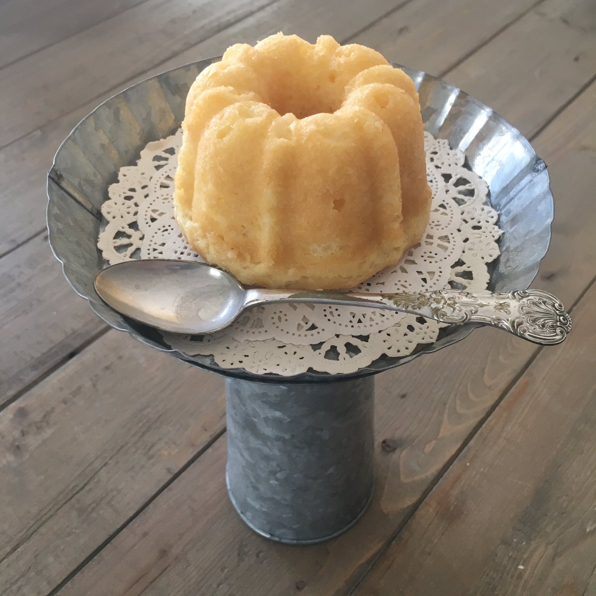 PrettieParties's tweet photo. Doilies + @nothingbundt cakes = prettie delicious! ❤️ https://t.co/NGIDLFlxfq