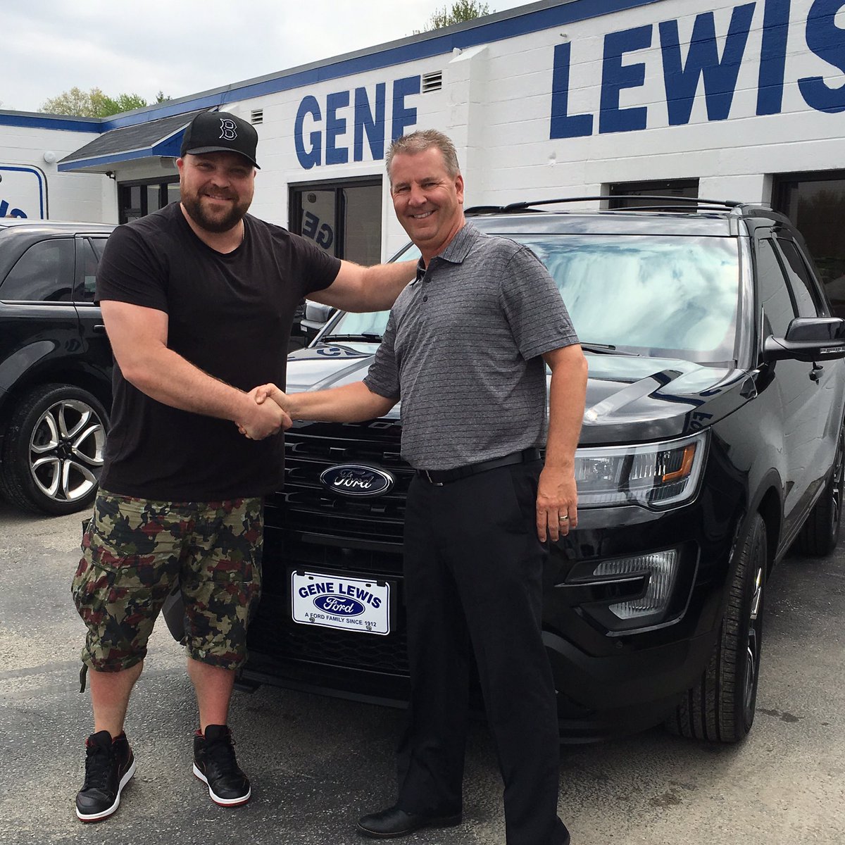 DPatLebanonFord's tweet photo. Another happy customer! Thanks @thedrewpowell @Gotham Stlylin and Profylin! @Ford 2016 Explorer Sport https://t.co/w3SxtPggAg