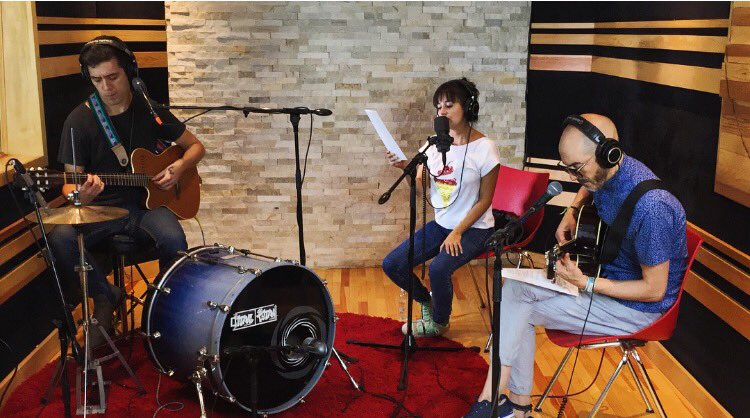 En <a href="/indierocks/">Indie Rocks!</a> está empezando el #JAMMIN con <a href="/gepegepegepe/">gepe gepe gepe</a>  y @PedrinayRio  ¿quieren escuchar un poquito? 🙄