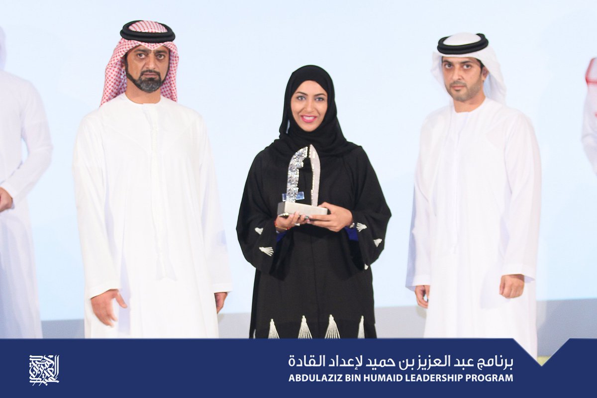 abdulazizlp's tweet photo. هند السوقي تتسلم درع التخرج من برنامج عبدالعزيز بن حميد لإعداد القادة 
#alp3 #Alp #ALeaders3 https://t.co/SwIy4dOT5L