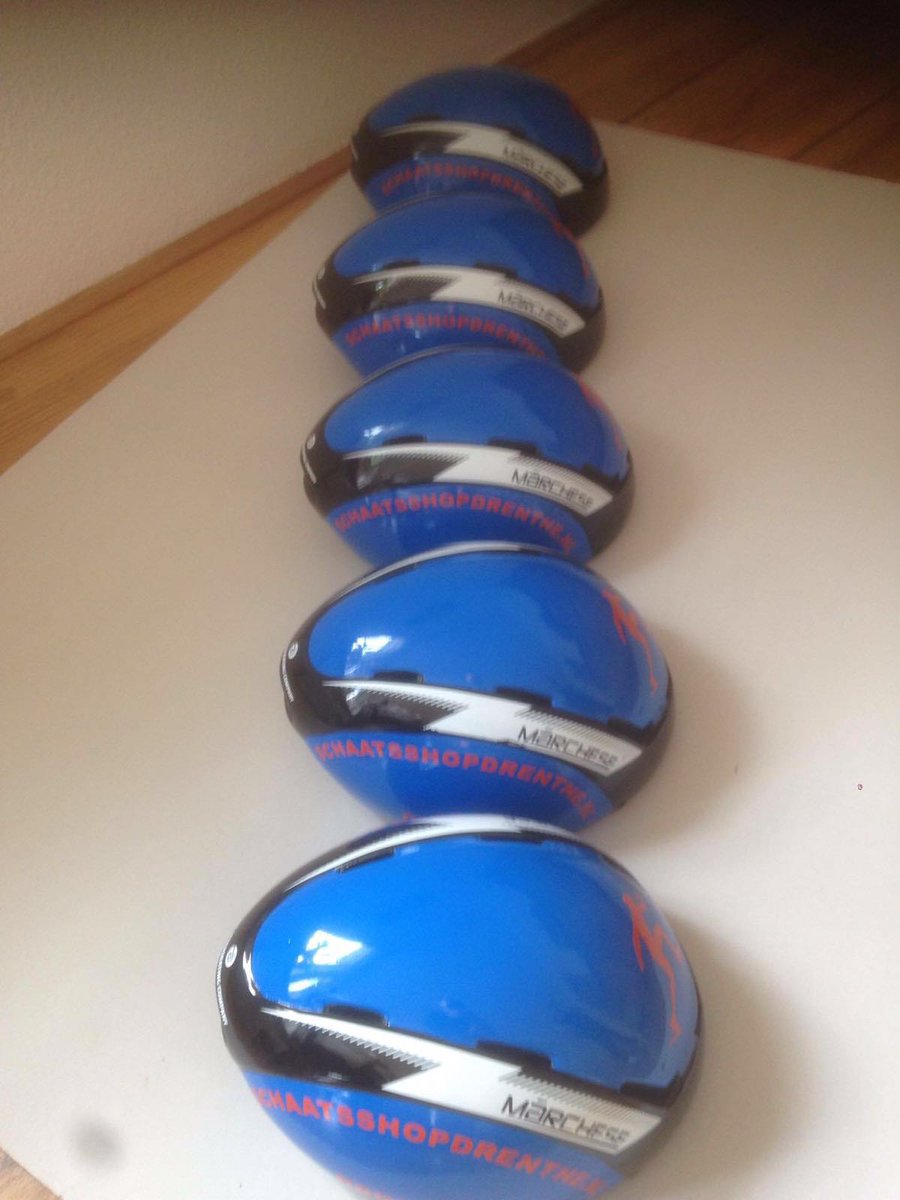schaatsEteam's tweet photo. Super blij met onze nieuwe helmen! @megayamr1 bedankt. https://t.co/crg0gKrIOA