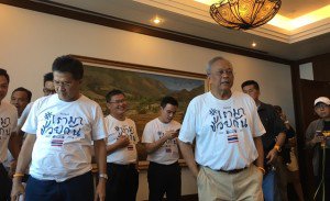 joe_black317's tweet image. ไหนบอกว่าห้ามรณรงค์รับ-ไม่รับรับประชามติร่างรธน.ไง แล้วทำไมเทือกทำได้อ่ะ /cr:ภาพจาก tnamcot.com