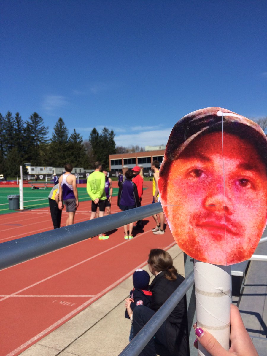 Tanner_Track's tweet image. Team huddle! About to get started 😷😷😷 #loseyourself #palmssweaty #momsspaghetti