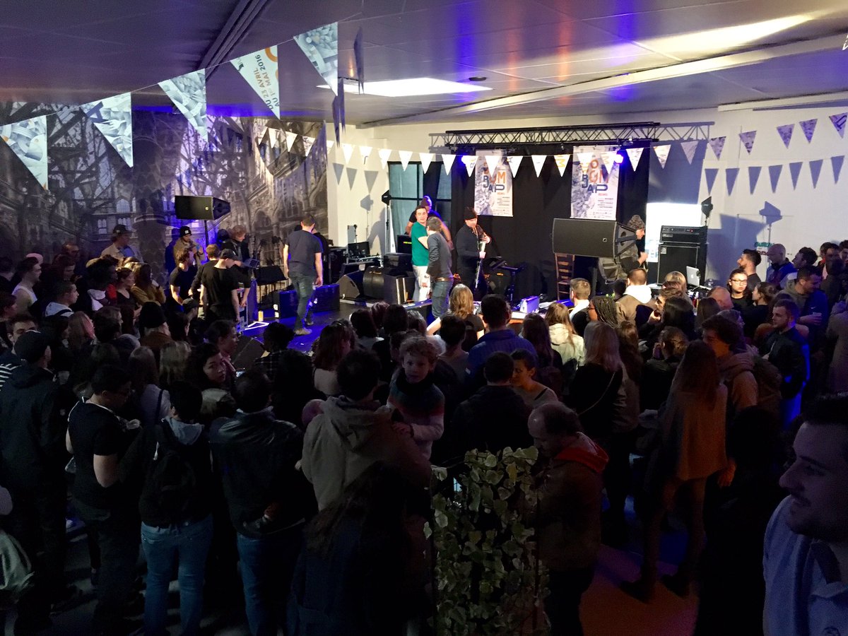 ReimsGoodNews's tweet photo. Beau succès pour la #BoomBase du collectif rémois @VeloursAsso !
#streetart #footzbeul #ReimsADuTalent #battledance https://t.co/runRVZ38Fi